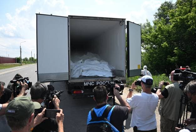 News Themen der Woche KW23 News Bilder des Tages Russia Ukraine Military Operation Soldiers Bodies Exchange 8941220 08.06.2025 Foreign journalists film a refrigerated truck in a convoy carrying the bodies of the Ukrainian Armed Forces servicemen in the Bryansk region, Russia. On Saturday, the Russian Defense Ministry said that Russia had started the process of repatriating over 6,000 bodies of Ukrainian soldiers as well as the prisoner exchange, in accordance with the agreement reached at the Russian-Ukrainian talks in Istanbul on June 2. Moscow and Kiev previously agreed on an all for all swap of those injured, seriously ill and aged under 25 years, however, Ukraine did not confirm either its readiness to receive the bodies or the prisoner swap, postponing it indefinitely. Kirill Zyko  Copyright: xKirillxZykovx