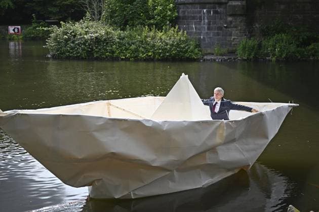 Bilder des Jahres 2025, News 06 Juni News Themen der Woche KW23 News Bilder des Tages RECORD DATE NOT STATED FreizeitMH Pottlust - Kunstaktionen von City of Play Finissage mit Papierboot ** NUR FÜR REDAKTIONELLE ZWECKE ** EDITORIAL USE ONLY **<p>Kunstaktionen von City of Play Finissage mit Papierboot von Frank Bölter am Sonntag, 8.6.2025 auf dem Rathausmarkt. Künstler in seinem Boot. D NRW Mülheim Copyright: OliverxMueller *** Leisure timeMH Pottlust Art actions by City of Play Finissage with paper boat FOR EDITORIAL PURPOSES ONLY EDITORIAL USE ONLY p Art actions by City of Play Finissage with paper boat by Frank Bölter on Sunday, 8 6 2025 at the Rathausmarkt Artist in his boat D NRW Mülheim Copyright OliverxMueller Copyright: OliverxMueller doc80zquu5yqs3jjtacfmw ,EDITORIAL USE ONLY