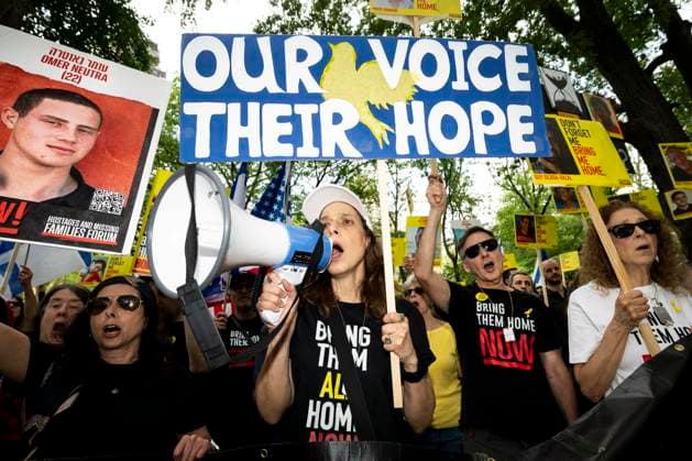 Bilder des Jahres 2025, News 06 Juni News Themen der Woche KW23 News Bilder des Tages June 8, 2025, New York City, New York, United States: People holding signs saying Our voice, their hope and Bring them home now at a rally for the return of the hostages held by Hamas in Gaza, in Central Park in New York City. New York City United States - ZUMAb161 20250608_aap_b161_012 Copyright: xMichaelxBrochsteinx