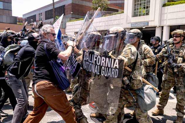 Bilder des Jahres 2025, News 06 Juni News Themen der Woche KW23 June 8, 2025 - Los Angeles, California, USA - Protesters clash with the California National Guard at what had been a peaceful protest against ICE and the deployment of National Guard troops until the National Guard initiated contact and deployed tear gas. Los Angeles USA - ZUMAce6_ 20250608_zaf_ce6_001 Copyright: xBrianxCahnx
