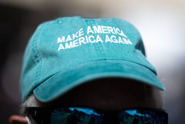 News Themen der Woche KW23 Demonstration Against Trump Immigration Policies In Houston Protesters gather at Ervan Chew Park in Houston, Texas, on June 8, 2025, for a demonstration against Trump immigration policies and mass deportations. Pictured: a man wears a hat with make America America again written across it. Houston, Texas United States  Copyright: xReginaldxMathalonex originalFilename: mathalone-notitle250608_np7DS.jpg