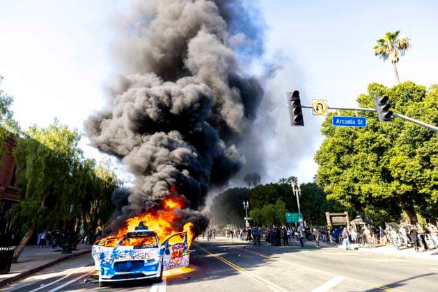 News Themen der Woche KW23 June 8, 2025, Los Angeles, Ca, UNITED STATES: One of the Waymo cars that were set on fire in Downtown LA where hundreds gathered to protest immigration sweeps on June 8, 2025. Los Angeles UNITED STATES - ZUMAc18_ 20250608_znp_c18_028 Copyright: xJillxConnellyx