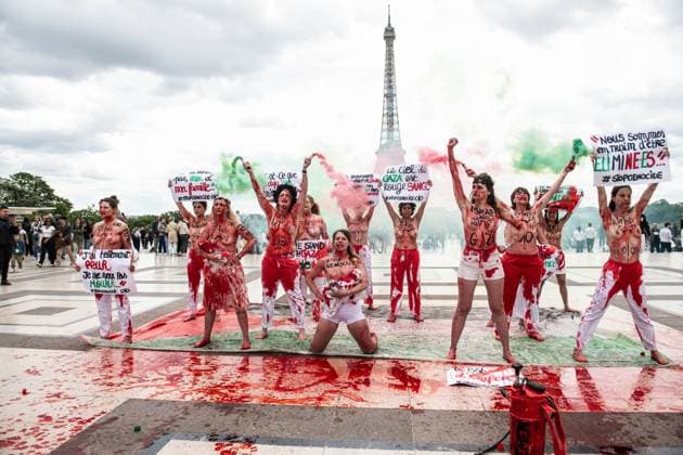 Bilder des Jahres 2025, News 06 Juni News Themen der Woche KW23 FEMEN Activists Protest Gaza Crisis at Trocadero - Paris Activists from the FEMEN collective are spotted on The Trocadero and covered themselves with fake blood to protest the situation in Gaza-Palestine and against Israel in Paris, France on June 8, 2025. Photo by Florian Poitout ABACAPRESS.COM Paris Ile-de-France France  Copyright: xPoitoutxFlorian ABACAx