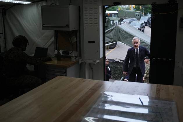 June 9, 2025, Toronto, On, Canada: Prime Minister Mark Carney steps into a command post as he visits Fort York Armoury in Toronto before making an announcement on Monday, June 9, 2025. Toronto Canada  - ZUMAc35_ 20250609_zaf_c35_028 Copyright: xChrisxYoungx
