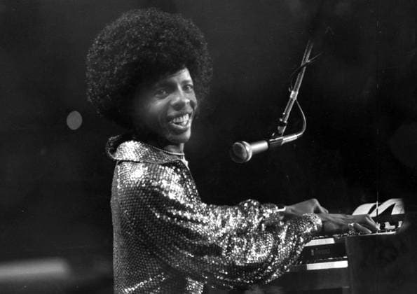 Archivbilder der Woche KW24 The 1960s funk legend SLY STONE has been awarded $5 million in missed royalties by a Los Angeles court. The singer claimed his former manager, Gerald Goldstein, and lawyer, Glenn Stone, had cheated him out of earnings dating back more than 20 years. he 71-year-old is famous for hits like Dance to the Music and Everyday People. The singer first brought action against Mr Goldstein and Mr Stone, along with their affiliated entertainment company, Even St Productions in 2010. Pictured - Jun 05, 1974 - New York, New York, U.S. - The Visionary bandleader SLY STONE, of Sly and The Family Stone, playing at Madison Square Gardens in what was called The Wedding Concert . New York U.S. - ZUMAk09_ 19740605_mda_k09_193 Copyright: xKEYSTONExPicturesxUSAx