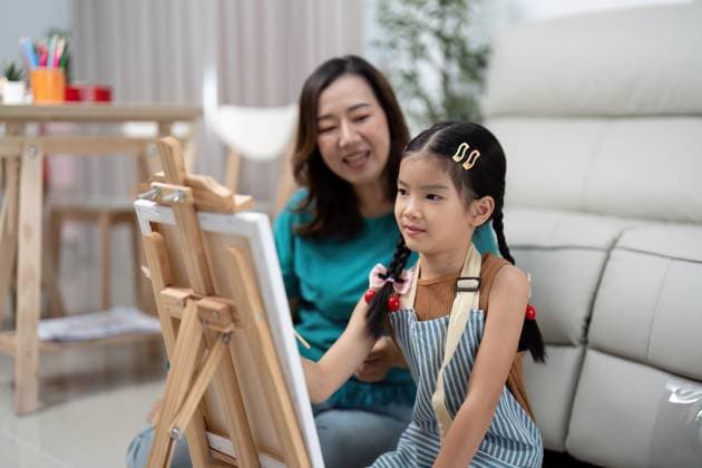 Aktivität Mutter und Tochter malen gemeinsam auf Leinwand A mother and her daughter enjoy a delightful painting session, sharing smiles and creativity while working on their canvas art project together. (License=RF) ,model released, Symbolfoto Copyright: xZoonar.com NATEExMEEPIANx 23453774 ,model released, Symbolfoto ,property released