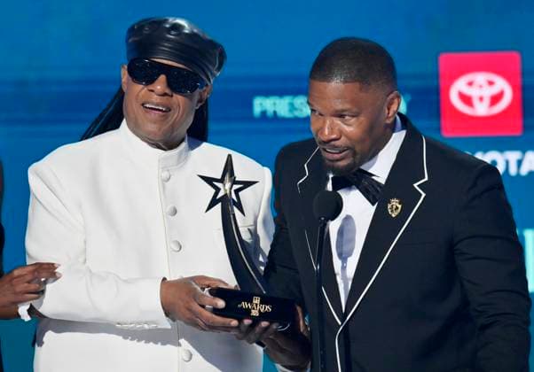 Bilder des Jahres 2025, Entertainment 06 Juni Entertainment Themen der Woche KW24 Entertainment Bilder des Tages Stevie Wonder presents Jamie Foxx with the Ultimate Icon Award at the 25th annual BET Awards live telecast at the Peacock Theater in Los Angeles on Monday, June 9, 2025. The BET Awards honors Black entertainers and other people of color in music, film, sports and philanthropy.  LAP202506093122 JIMxRUYMEN
