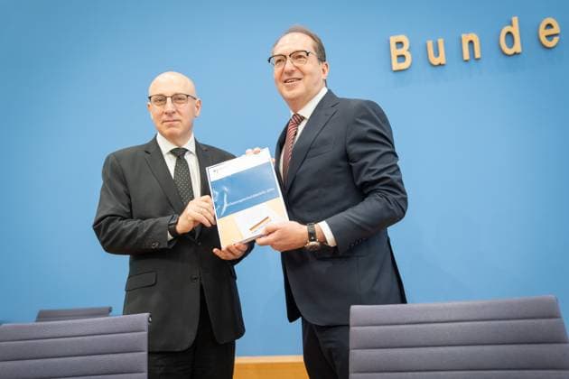 Bundespressekonferenz in Berlin - Vorstellung Verfassungsschutzbericht 2024 - Alexander Dobrindt, Bundesinnenminister CSU (rechts), mit Sinan Selen, Vizepräsident Bundesamt für Verfassungsschutz BfV;Bundespressekonferenz in Berlin - Vorstellung Verfassungsschutzbericht 2024, Berlin Berlin Deutschland Haus der Bundespressekonferenz *** Federal Press Conference in Berlin Presentation of the 2024 Report on the Protection of the Constitution Alexander Dobrindt, Federal Minister of the Interior CSU right , with Sinan Selen, Vice President Federal Office for the Protection of the Constitution BfV Federal Press Conference in Berlin Presentation of the 2024 Report on the Protection of the Constitution, Berlin Berlin Germany House of the Federal P