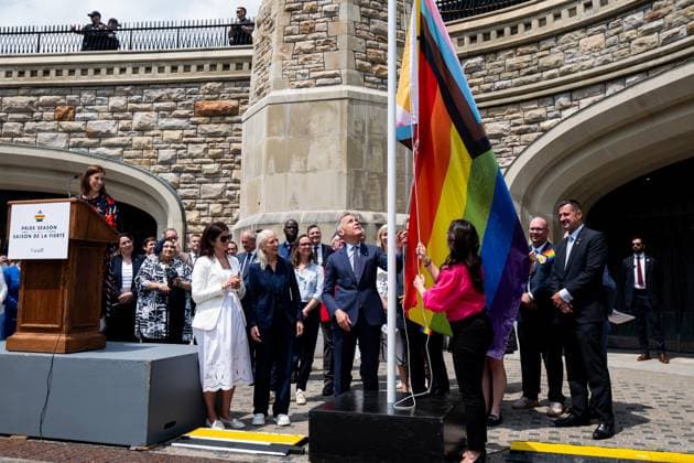 News Bilder des Tages June 10, 2025, Ottawa, On, Canada: Prime Minister Mark Carney, centre-left, takes part in a flag raising ceremony with Minister of Women and Gender Equality and Secretary of State Small Business and Tourism Rechie Valdez marking Pride Month on Parliament Hill in Ottawa, on Tuesday, June 10, 2025. Ottawa Canada  - ZUMAc35_ 20250610_zaf_c35_049 Copyright: xSpencerxColbyx