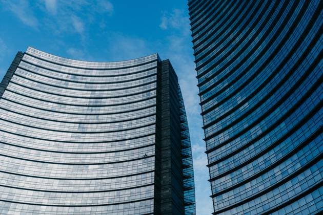 Creative Highlights World Mailand, Italien - 31.08.2022: Piazza Gae Aulenti. Moderne urbane Architektur mit geschwungenen Glasfassaden, die den blauen Himmel im Stadtbild reflektieren Milan, Italy - 31.08.2022: Piazza Gae Aulenti. Modern urban architecture with curved glass facades reflecting blue sky in cityscape. (License=RF) Copyright: xZoonar.com IgorxZakirovx 23457285