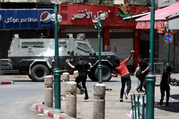 Bilder des Jahres 2025, News 06 Juni News Themen der Woche KW24 News Bilder des Tages (250610) -- NABLUS, June 10, 2025 -- Palestinians throw stones during clashes with Israeli forces in the West Bank city of Nablus, on June 10, 2025. A Palestinian man was killed and another injured on Tuesday during an Israeli army raid in the Old City of Nablus in the northern West Bank, according to a Palestinian official. (Photo by Xinhua) MIDEAST-NABLUS-ISRAEL-OPERATION-PROTEST AymanxNobani 