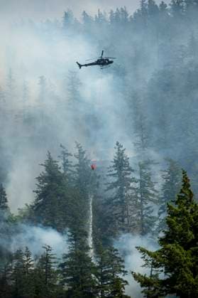 June 10, 2025, Squamish, B.C, CANADA: An aerial crew works on the Dryden Creek fire, an out-of-control wildfire, just north of Squamish, B.C, on Tuesday, June 10, 2025. Squamish CANADA - ZUMAc35_ 20250610_zaf_c35_089 Copyright: xTijanaxMartinx