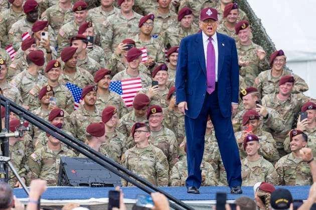 Bilder des Jahres 2025, News 06 Juni News Themen der Woche KW24 News Bilder des Tages June 10, 2025, Fayetteville, Nc, USA: President Donald Trump takes the stage Tuesday, June 10, 2025, at Fort Bragg, North Carolina, to mark the U.S. ArmyÃ¢â‚¬â ¢s 250th anniversary. Defense Secretary Pete Hegseth and Army Secretary Dan Driscoll, a North Carolina native and UNC-Chapel Hill alumnus, also attended. Fayetteville USA - ZUMAm67_ 20250610_zaf_m67_007 Copyright: xTravisxLongx