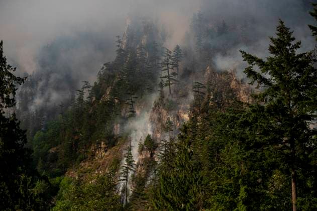 June 10, 2025, Squamish, B.C, CANADA: Fire and smoke from the Dryden Creek wildfire is shown north of Squamish, B.C., on Tuesday, June 10, 2025. Squamish CANADA  - ZUMAc35_ 20250610_zaf_c35_135 Copyright: xTijanaxMartinx
