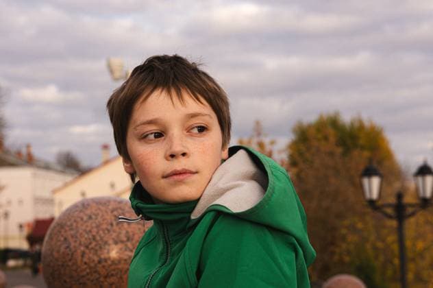 Creative Highlights Symbolfotos Boy in green jacket with autumn cityscape Minsk, Minsk Region, Belarus CR_YUKI250610A-1762406-01 ,model released, Symbolfoto