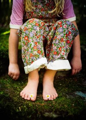 Creative Highlights Symbolfotos Young girl with daisies in her toes Marblehead, Massachusetts, United States R_NYHM250609-1730588-01 ,model released, Symbolfoto
