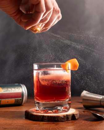 orange peel spray over a cocktail on a countertop Stockholm, Stockholm County, Sweden R_RABE2506103C-1748465-01 ,model released, Symbolfoto