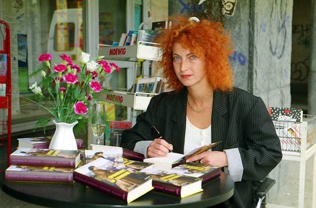 Archivbilder der Woche KW24 Autorin Kerstin Jentzsch 09.09.1998, Chemnitz, Autorin Kerstin Jentzsch verkauft ihren Roman Iphigenie in Pankow aus einem Container Desothron Verlagsgesellschaft, Erfurt 1998. *** Author Kerstin Jentzsch 09 09 1998, Chemnitz, Author Kerstin Jentzsch sells her novel Iphigenie in Pankow from a container Desothron Verlagsgesellschaft, Erfurt 1998