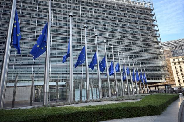 Bilder des Jahres 2025, News 06 Juni News Themen der Woche KW24 News Bilder des Tages The flags at the European Commission building lowered to half-mast BRUSSELS, BELGIUM - JUNE 11: Flags in front of the European Commission building in Brussels, Belgium are lowered to half-mast to commemorate those who lost their lives in the armed attack at a high school in Graz, Austria, on June 11, 2025. Dursun Aydemir Anadolu Brussels Belgium. Editorial use only. Please get in touch for any other usage.  Copyright: x2025xAnadoluxDursunxAydemirx