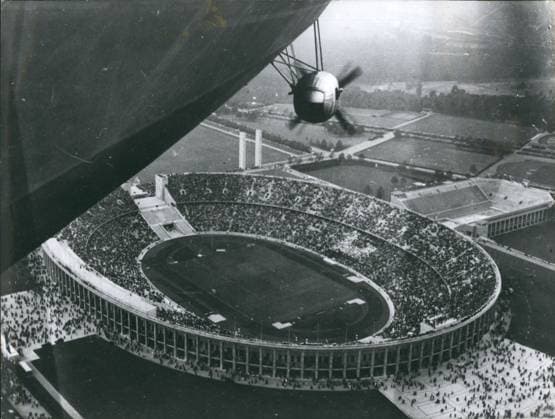 Olympische Spiele 1936 1936 Berlin, Deutschland Luftaufnahme vom deutschen Zeppelin Hindenburg über dem Olympiastadion in Berlin während der Olympischen Spiele 1936. Berlin Germany *** Olympic Games 1936 1936 Berlin, Germany Aerial view from Germans Zeppelin Hindenburg via the Olympic Stadium in Berlin during the Olympic Games 1936 Berlin Germany  Copyright: xUnitedxArchivesx xkpaxKeystonex 19360101_jes_k09_899