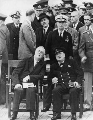 Premierminister Sir Winston Churchill 1874 - 1965 1. August 1941 Ort unbekannt SIR WINSTON CHURCHILL (1874 1965) war ein britischer Politiker und Staatsmann, der als Premierminister des Vereinigten Königreichs fungierte. IM BILD: Churchill und FRANKLIN D. ROOSEVELT an Bord des Schiffes Prince of Wales. n A n a n a n a *** Prime Minister Sir Winston Churchill 1874 1965 1 August 1941 Place unknown Sir Winston Churchill 1874 1965 was a British Politicians and Statesman, the as Prime Minister of United Kingdom functioned at Picture Churchill and Franklin D Roosevelt to Board of Ship Prince of Wales n a n a n a n a  Copyright: xUnitedxArchivesx xkpaxKeystonex 19410801_krm_k09_015