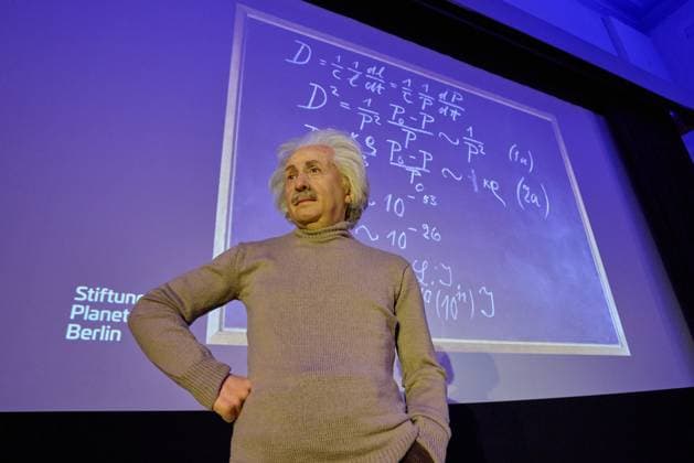 Bilder des Jahres 2025, News 06 Juni News Themen der Woche KW24 Die Wachsfigur von Albert Einstein - 110. Jubilaeums von Albert Einsteins Allgemeiner Relativitaetstheorie, die er 1915 in der Archenhold-Sternwarte erstmals der Oeffentlichkeit praesentiere steht er als Wachsfigur auf der Buehne im Einstein-Saal der Archenhold-Sternwarte in Berlin am 11.06.2025. Madame Tussauds Berlin Wachsfigur von Albert Einstein *** The wax figure of Albert Einstein 110th anniversary of Albert Einsteins General Theory of Relativity, which he first presented to the public in 1915 in the Archenhold Observatory, he stands as a wax figure on stage in the Einstein Hall of the Archenhold Observatory in Berlin on 11 06 2025 Madame Tussauds Berlin wax figure of Albert Einstein