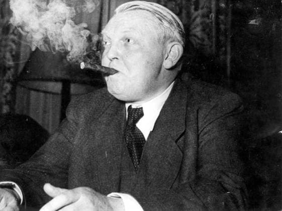 Bundeskanzler Ludwig Erhard 1897 - 1977 14. November 1949 Paris, Frankreich Als deutscher Wirtschaftsminister von 1949 bis 1963 entwarf LUDWIG ERHARD den Plan für Westdeutschlands wirtschaftliche Erholung nach dem Zweiten Weltkrieg, der manchmal als deutsches Wirtschaftswunder bezeichnet wird. 1957 wurde er zum Vizekanzler ernannt und 1963 folgte er Konrad Adenauer als Bundeskanzler. Paris France *** Federal Chancellor Ludwig Erhard 1897 1977 14 November 1949 Paris, France as German Minister for Economic Affairs from 1949 to 1963 designed Ludwig Erhard the Plan for West Germany economic Recovery to the second World War II, the sometimes as German Economic miracle designated will 1957 was he to Vice Chancellor appointed a  Copyright: xUnitedxArchivesx xkpaxKeystonex 19491114_nin_k09_972