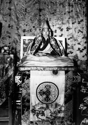 Dalai Lama gibt Rolle als politischer Führer auf 10. März 2011 Upper Dharamsala, Indien DATEIFOTO Der im Exil lebende tibetische spirituelle Führer, der DALAI LAMA (alias TENZIN GYATSO), kündigte am Donnerstag seinen Plan an, als politisches Oberhaupt der Exilbewegung zurückzutreten und sagte: Die Tibeter brauchen einen Führer, der vom tibetischen Volk frei gewählt wurde und dem ich die Macht übertragen kann und Ich bin auch ein Mensch. Der Ruhestand ist auch mein Recht. Früher oder später muss ich gehen. Ich bin über 75. Er sagte, er werde bei der kommenden Sitzung des tibetischen Parlaments im Exil, die am Montag beginnt, offiziell Änderungen der Charta für Tibeter im Exil vorschlagen, um die Änderung  Copyright: xUnitedxArchivesx xkpaxKeystonex 19510523_kts_k09_782