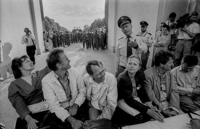 Archivbilder der Woche KW24 öffentliche Fraktionssitzung Deutschland, Berlin, 26.05.1992, öffentliche Fraktionssitzung von Bündnis 90 Die Grünen unterm Brandenburger Tor, aus Protest gegen die Öffnung des Tores für den Verkehr (Busse Taxis), Mitte: Brigitte Engler (MdB), Â *** public parliamentary group meeting Germany, Berlin, 26 05 1992, public parliamentary group meeting of Bündnis 90 Die Grünen under the Brandenburg Gate, in protest against the opening of the gate to traffic buses cabs , center Brigitte Engler MdB , Â