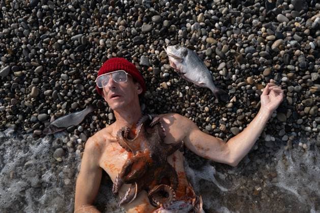 Bilder des Jahres 2025, News 06 Juni News Themen der Woche KW24 News Bilder des Tages Jacques Cousteau Tribute during UNOC in Nice A group of environmental activists honour Jacques¯Cousteau™s birthday on a Nice beach during the UN Ocean Conference. A man dressed as Cousteau floats ashore with a lifeless octopus beside him, symbolising marine decline and the urgent need for ocean protection. The act aims to evoke Cousteau™s legacy and push delegates to act on plastic pollution, overfishing and climate threats. It highlights the ongoing struggle to safeguard marine life and revive public commitment to ocean conservation. Nice France Copyright: xx