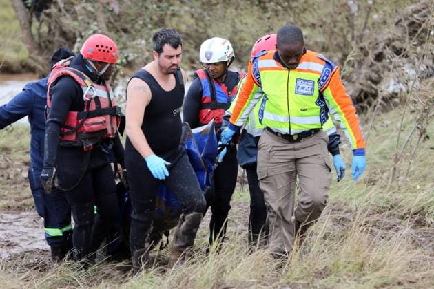 News Themen der Woche KW24 News Bilder des Tages Recovery efforts underway amid deadly South Africa floods Eastern Cape EMS rescue team members carry the body of a flood victim in Mthatha, Eastern Cape, South Africa, on June 11, 2025. At least 49 people have been killed in floods across South Africa?s Eastern Cape province according to provincial authorities, which has been hit by severe weather conditions with low temperatures, torrential rains, and heavy snowfall. Mthatha South Africa Copyright: xMatrixxImagesx xHoseyaxJubasex 