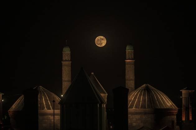 Bilder des Jahres 2025, News 06 Juni News Themen der Woche KW24 News Bilder des Tages Full moon in Turkish capital ANKARA, TURKIYE - JUNE 11: Full Moon rises over the structures in Ankapark of Ankara, Turkiye on June 11, 2025. Mustafa Hatipoglu Anadolu Ankara Turkey. Editorial use only. Please get in touch for any other usage.  Copyright: x2025xAnadoluxMustafaxHatipoglux