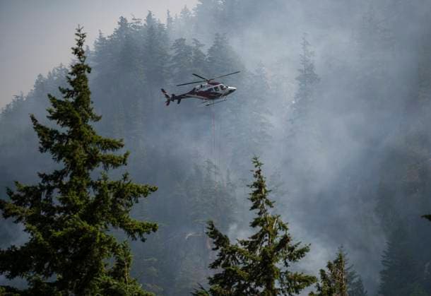 June 11, 2025, Squamish, B.C, CANADA: A helicopter drops water on the Dryden Creek Wildfire, just north of Squamish, B.C., on Wednesday, June 11, 2025. Squamish CANADA  - ZUMAc35_ 20250611_zaf_c35_064 Copyright: xTijanaxMartinx