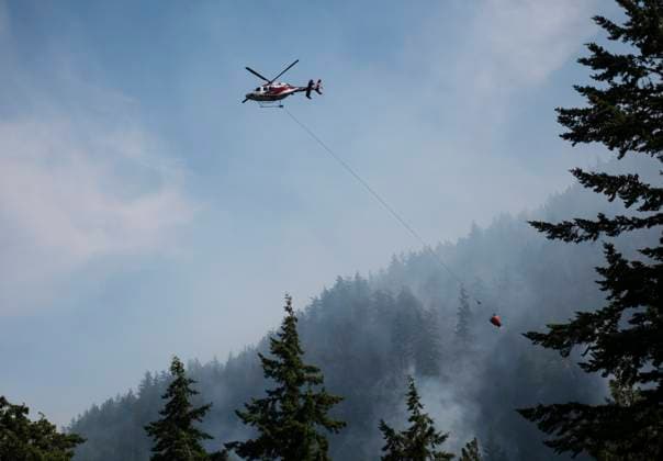 June 11, 2025, Squamish, B.C, CANADA: A helicopter drops water on the Dryden Creek Wildfire, just north of Squamish, B.C., on Wednesday, June 11, 2025. Squamish CANADA  - ZUMAc35_ 20250611_zaf_c35_066 Copyright: xTijanaxMartinx