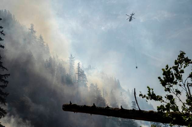June 11, 2025, Squamish, B.C, CANADA: A helicopter prepares to drop water on the Dryden Creek Wildfire, just north of Squamish, B.C., on Wednesday, June 11, 2025. Squamish CANADA  - ZUMAc35_ 20250611_zaf_c35_057 Copyright: xTijanaxMartinx