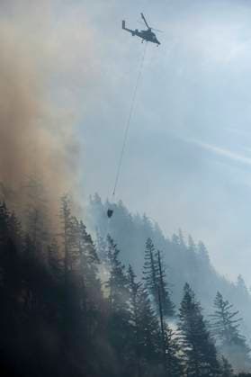 June 11, 2025, Squamish, B.C, CANADA: A helicopter drops water on the Dryden Creek Wildfire, just north of Squamish, B.C., on Wednesday, June 11, 2025. Squamish CANADA  - ZUMAc35_ 20250611_zaf_c35_058 Copyright: xTijanaxMartinx