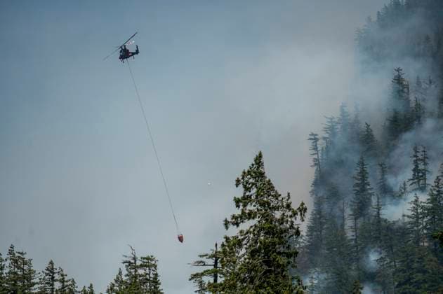 June 11, 2025, Squamish, B.C, CANADA: A helicopter heads back to the lake after dropping water on the Dryden Creek Wildfire just north of Squamish, B.C., on Wednesday, June 11, 2025. Squamish CANADA  - ZUMAc35_ 20250611_zaf_c35_069 Copyright: xTijanaxMartinx