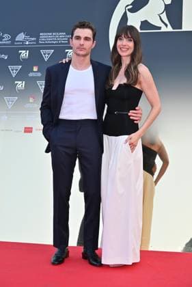 Entertainment Bilder des Tages Taormina, 71st Taormina Film Festival 2025 - Day 2, Red Carpet. Pictured: Dave Franco, Alison Brie  Copyright: xManuelexMangiarottix xipa-agency.netx xMangiarottix xD avanzox IPA_Agency_IPA58940895