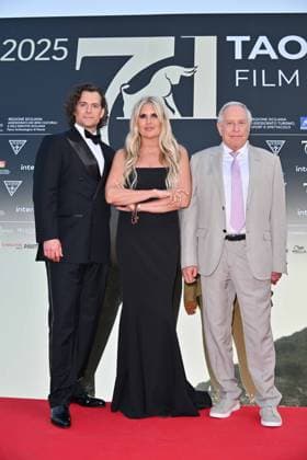 Taormina, 71st Taormina Film Festival 2025 - Day 2, Red Carpet. Pictured: Henry Cavill, Charles Roven, Tiziana Rocca  Copyright: xManuelexMangiarottix xipa-agency.netx xMangiarottix xD avanzox IPA_Agency_IPA58940927