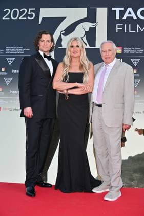 Taormina, 71st Taormina Film Festival 2025 - Day 2, Red Carpet. Pictured: Henry Cavill, Charles Roven, Tiziana Rocca  Copyright: xManuelexMangiarottix xipa-agency.netx xMangiarottix xD avanzox IPA_Agency_IPA58940928