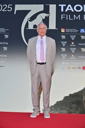 Taormina, 71st Taormina Film Festival 2025 - Day 2, Red Carpet. Pictured: Charles Roven  Copyright: xManuelexMangiarottix xipa-agency.netx xMangiarottix xD avanzox IPA_Agency_IPA58940940