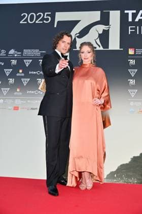 Taormina, 71st Taormina Film Festival 2025 - Day 2, Red Carpet. Pictured: Henry Cavill, Natalie Viscuso  Copyright: xManuelexMangiarottix xipa-agency.netx xMangiarottix xD avanzox IPA_Agency_IPA58940963