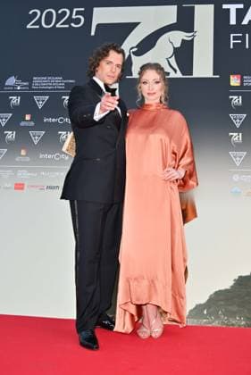 Taormina, 71st Taormina Film Festival 2025 - Day 2, Red Carpet. Pictured: Henry Cavill, Natalie Viscuso  Copyright: xManuelexMangiarottix xipa-agency.netx xMangiarottix xD avanzox IPA_Agency_IPA58940965