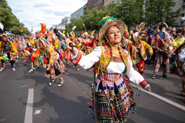 Bilder des Jahres 2025, News 06 Juni Parade zum 27. Karneval der Kulturen zieht durch Berlin-Friedrichshain. Etwa 4000 Tänzer in etwa 70 verschiedenen Gruppen und Umzugswagen nehmen an der Parade teil. Parade for the 27th Carnival of Cultures moves through Berlin-Friedrichshain. About 4000 dancers in about 70 different groups and floats take part in the parade. snapshot-photography K.M.Krause *** Parade for the 27th Carnival of Cultures moves through Berlin Friedrichshain About 4000 dancers in about 70 different groups and floats take part in the parade Parade for the 27th Carnival of Cultures moves through Berlin Friedrichshain About 4000 dancers in about 70 different groups and floats take part in the parade snapshot photography K M Krause