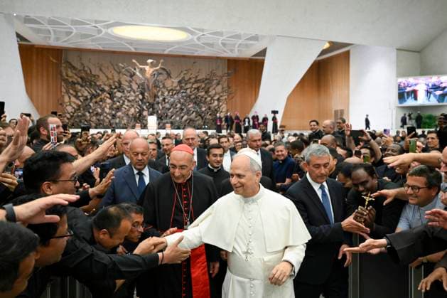 News Themen der Woche KW24 News Bilder des Tages ITALY - POPE LEO XIV DURING A MEETING WITH CLERGY OF THE DIOCESE OF ROME IN THE PAUL VI HALL AT THE VATICAN - 2025 6 12 Italy, Rome, Vatican, 2025 6 12 .Pope Leo XIV greets Cardinal Baldassare Reina during a meeting with the Clergy of the Diocese of Rome in the Paul VI Hall . EDITORIAL USE ONLY - NO BOOKS Copyright: xVATICANxMEDIAx