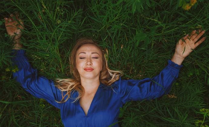 Creative Highlights Symbolfotos MR_ID28927_21167_OksanaWagner.jpg Blond woman wearing a blue top lies contently in a lush, green grassy field, eyes closed and arms outstretched, embracing a moment of peace and nature s beauty Model Released Zhenikeyev_ID28927_859899_011 Copyright: xZhenikeyevx