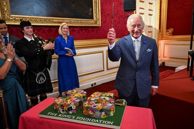 Entertainment Themen der Woche KW24 Entertainment Bilder des Tages Britain s King Charles attends the King s Foundation Awards ceremony, in London Britain s King Charles holds a knife to cut a cake during the King s Foundation Awards ceremony, on the 35th anniversary of The King™s Foundation, at St James s Palace, in London, Britain, June 12, 2025., Credit:Chris J. Ratcliffe Avalon UNITED KINGDOM, LONDON  Copyright: xChrisxJ.xRatcliffex xAvalonx 1010048053