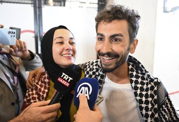 Bilder des Jahres 2025, News 06 Juni News Themen der Woche KW24 2 activists detained on Gaza aid boat released, arrive Berlin BERLIN, GERMANY - JUNE 12: Turkish citizen Suayb Ordu, who was aboard the vessel Madleen when it was intercepted by Israeli forces, meets with his wife Sumeyra Akdeniz Ordu as he arrives Berlin after Israel deport international activists from a Gaza-bound aid ship Madleen on June 12, 2025 in Germany. Halil Sagirkaya Anadolu Berlin Germany. Editorial use only. Please get in touch for any other usage.  Copyright: x2025xAnadoluxHalilxSagirkayax