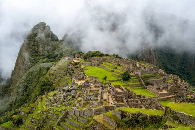 Panoramablick auf die Ruinen von Machu Picchu, umgeben von nebligen Bergen, Peru Panoramablick auf die Ruinen von Machu Picchu, umgeben von nebligen Bergen, Peru (License=RF) Copyright: xZoonar.com LaurentxDavoustx 23487618