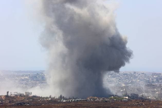 Bilder des Jahres 2025, News 06 Juni News Themen der Woche KW24 News Bilder des Tages Nahostkonflikt, Gaza, Luftangriff der israelischen Armee an der südlichen Grenze des Gazastreifens (250612) -- ISRAEL-GAZA BORDER, June 12, 2025 -- Smoke billows following Israeli strikes in the Gaza Strip, as seen from Israel s southern border with the Gaza Strip, on June 12, 2025. According to the Gaza-based health authorities on Thursday, at least 55,207 Palestinians have been killed, the majority of whom are reported to be women and children. (Photo by Xinhua) MIDEAST-GAZA-ISRAEL-STRIKE GilxCohenxMagen 